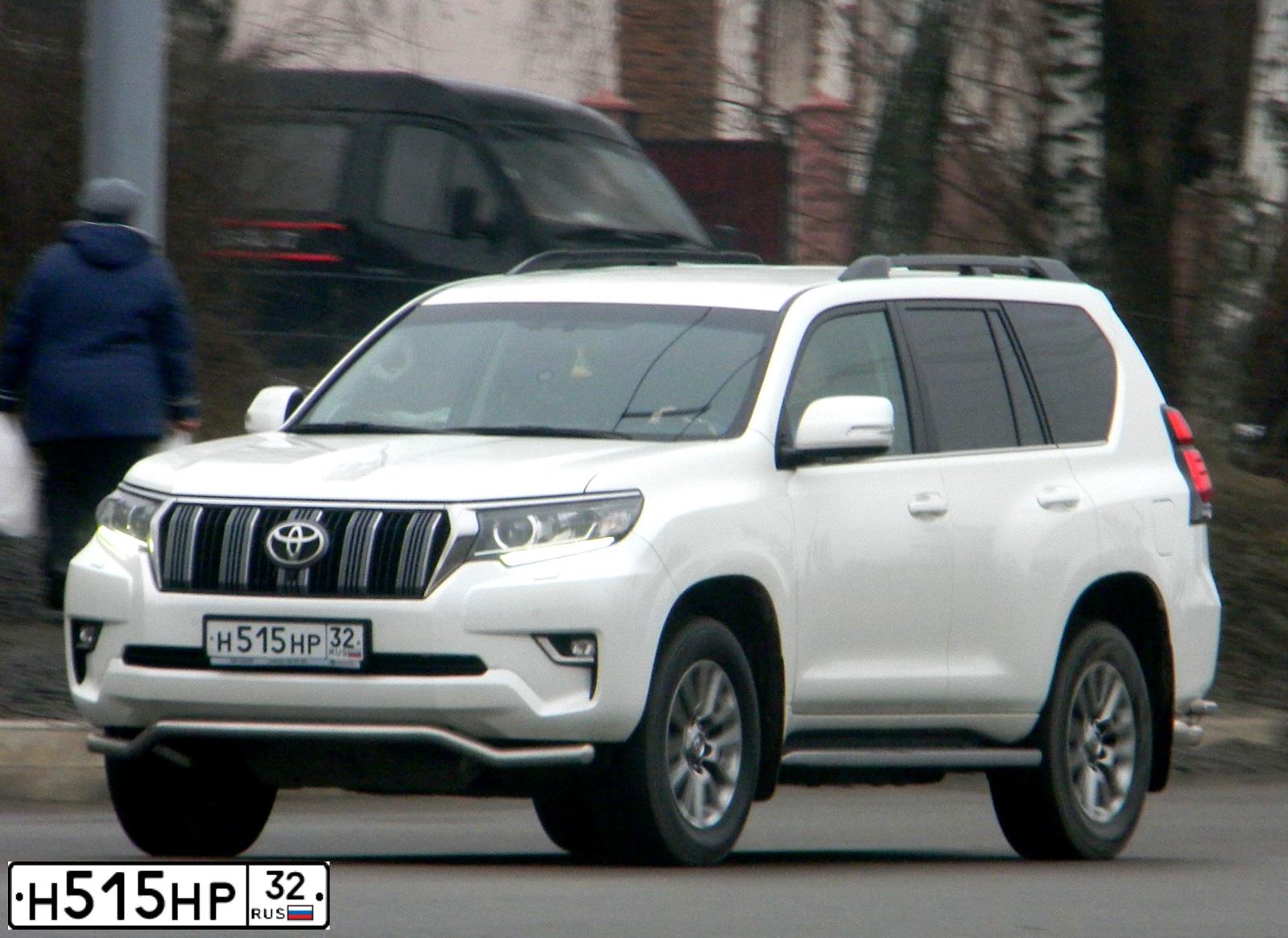 Фото автомобиля TOYOTA LANDCRUISER, 2018 — госномер Н515НР32. Цвет: БЕЛЫЙ