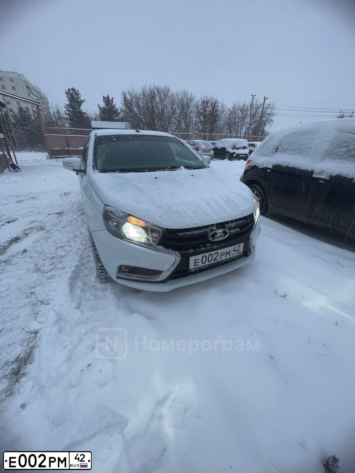 Фото автомобиля LADA 2190 GRANTA, 2012 — госномер Е002РМ42. Цвет: СЕРО-СИНИЙ