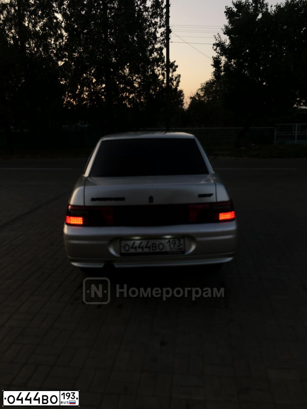 Фото автомобиля LADA 2110, 2004 — госномер В137НЕ761. Цвет: СЕРЕБРИСТО-БЕЖЕВЫЙ