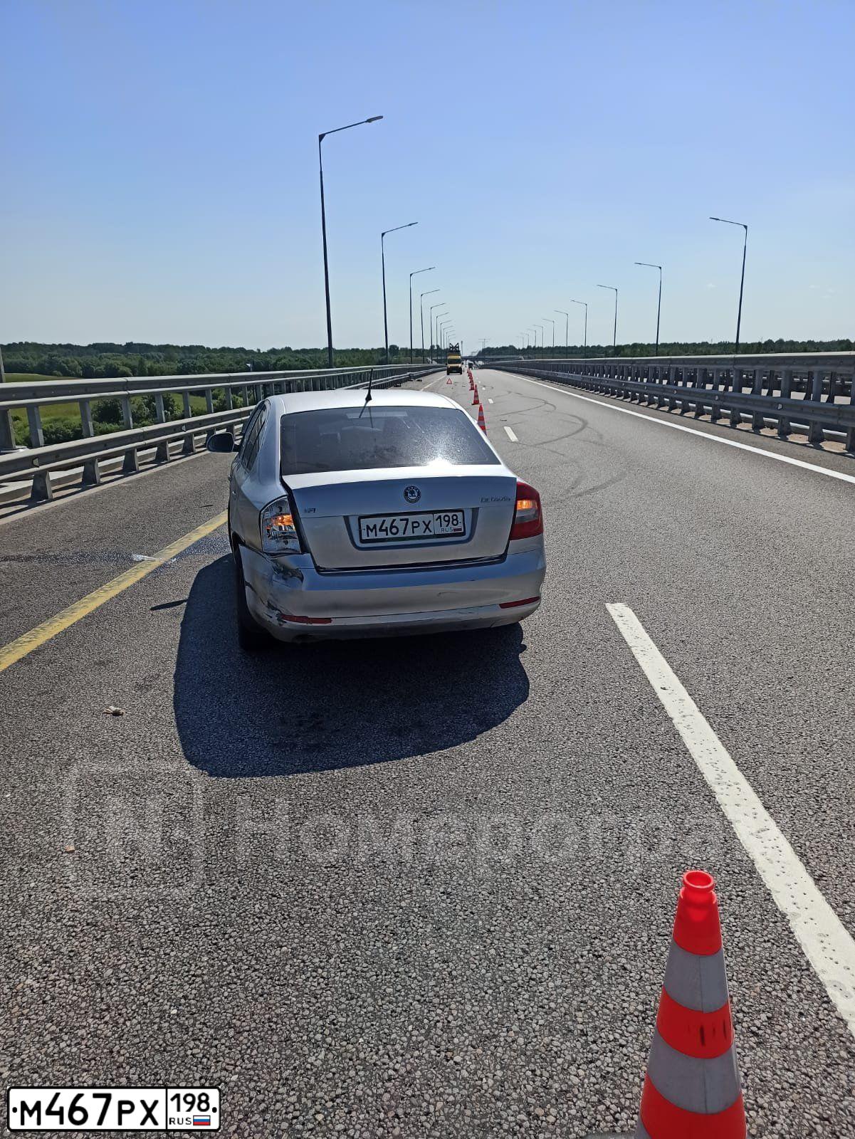Фото автомобиля SKODA OCTAVIA, 2011 — госномер Е203РУ178. Цвет: Серебристый
