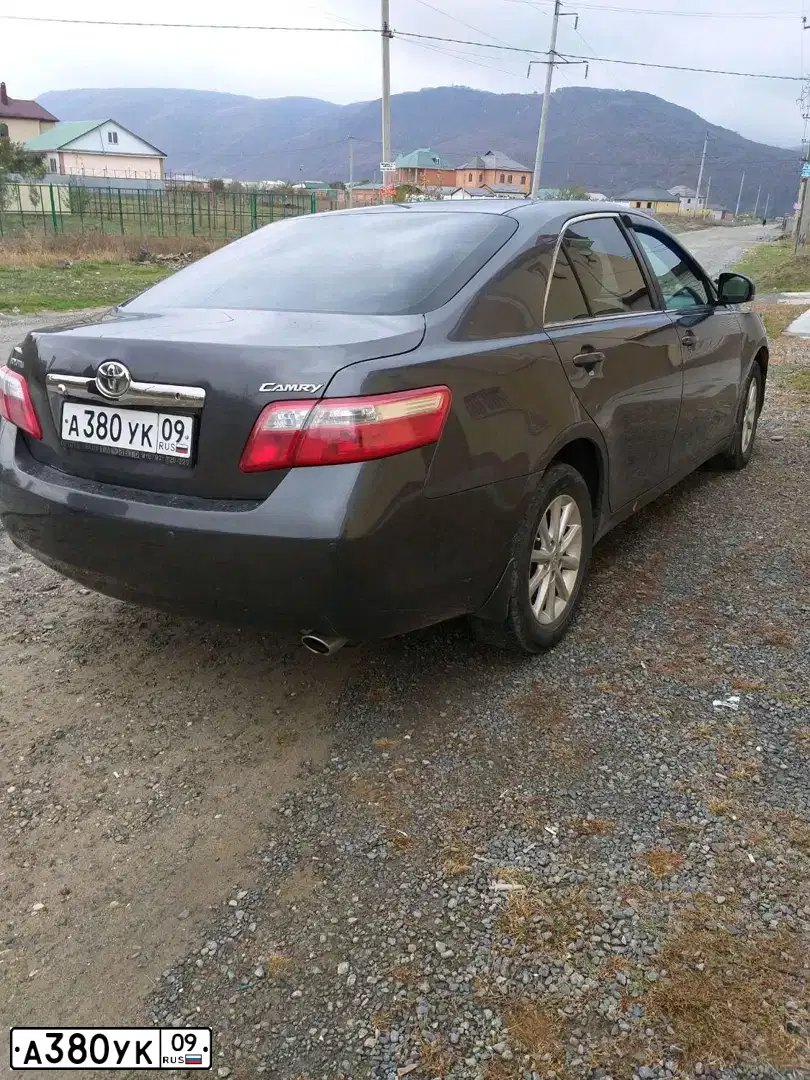 Фото автомобиля TOYOTA CAMRY, 2010 — госномер А380УК09. Цвет: СЕРЫЙ МЕТАЛЛИК