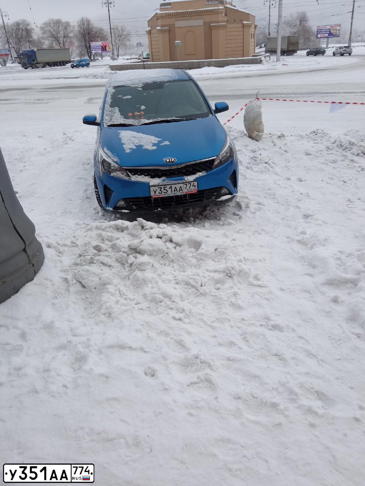 Фото автомобиля KIA RIO, 2020 — госномер У351АА774. Цвет: синий