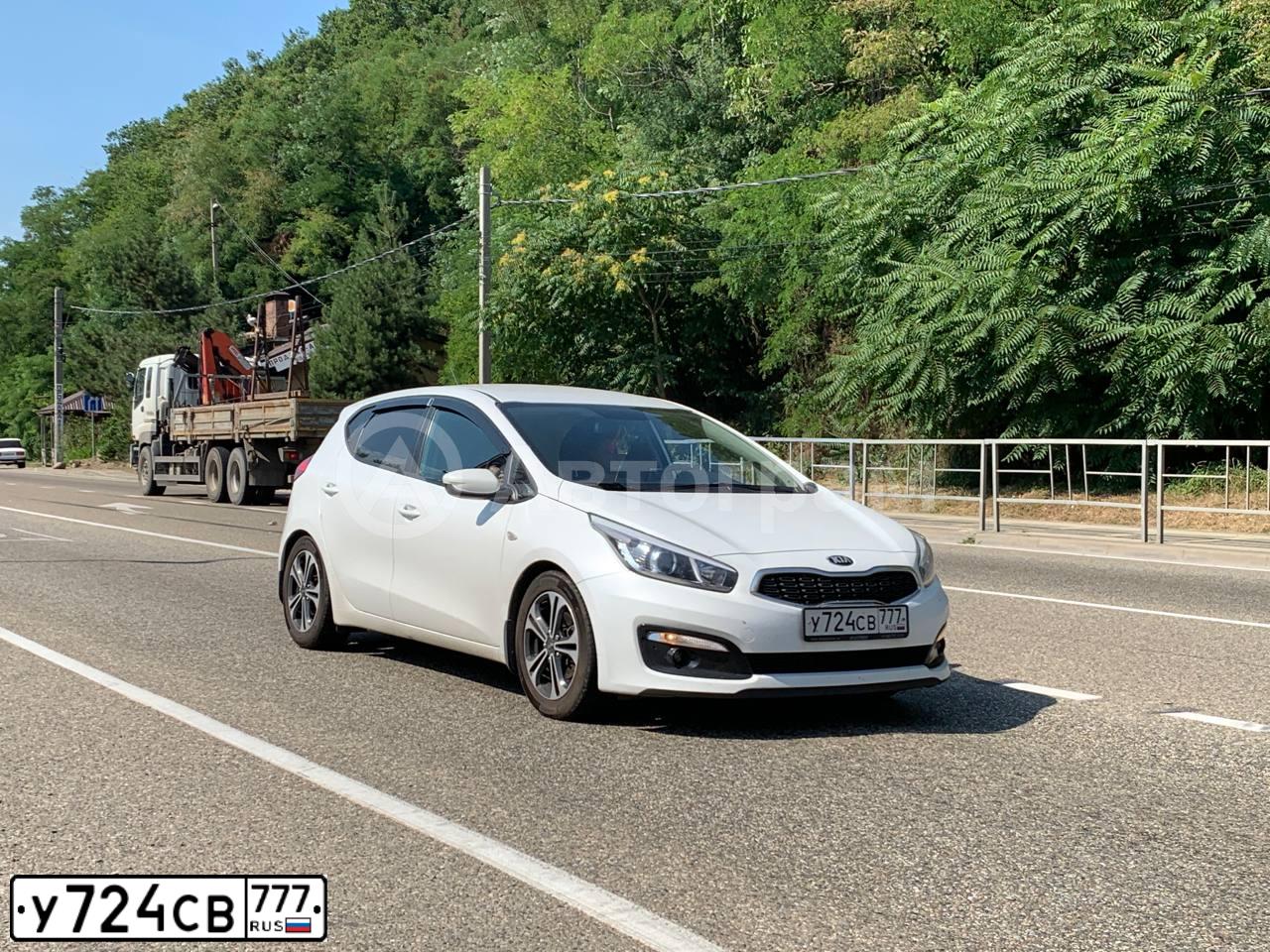 Фото автомобиля KIA CEE'D, 2016 — госномер У724СВ777. Цвет: Белый