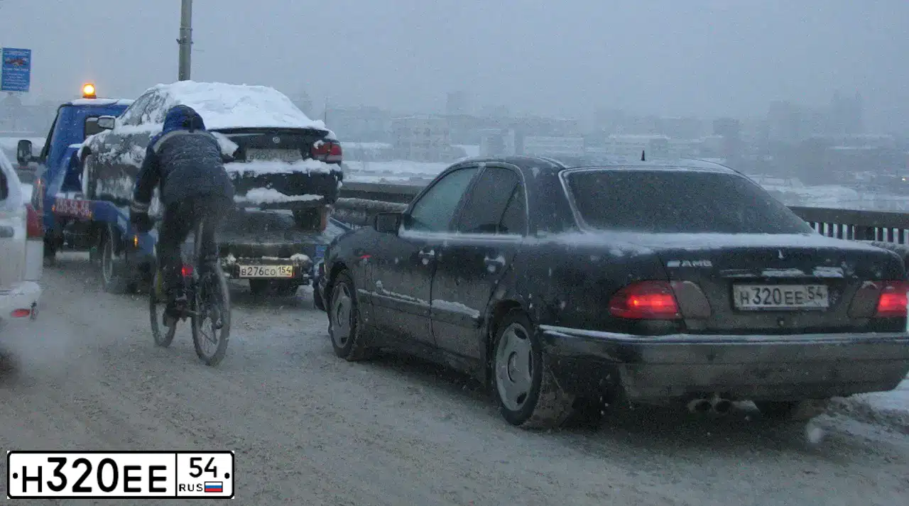 Фото автомобиля MERCEDES E-KLASSE, 1997 — госномер С795НС154. Цвет: ТЕМНО СИНИЙ