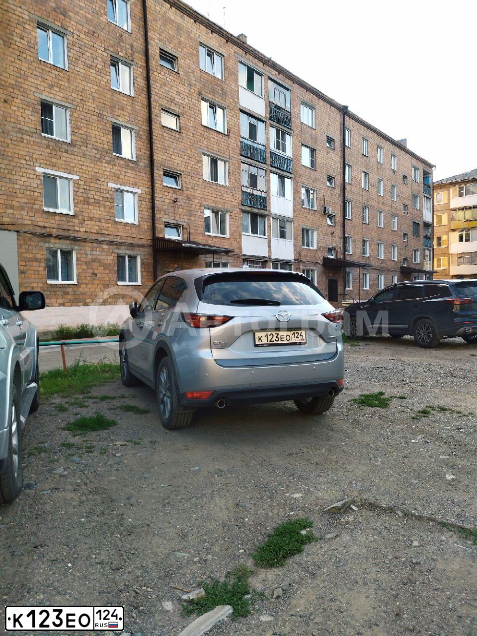 Фото автомобиля TOYOTA AVENSIS, 2008 — госномер К123ЕО124. Цвет: Серебристый