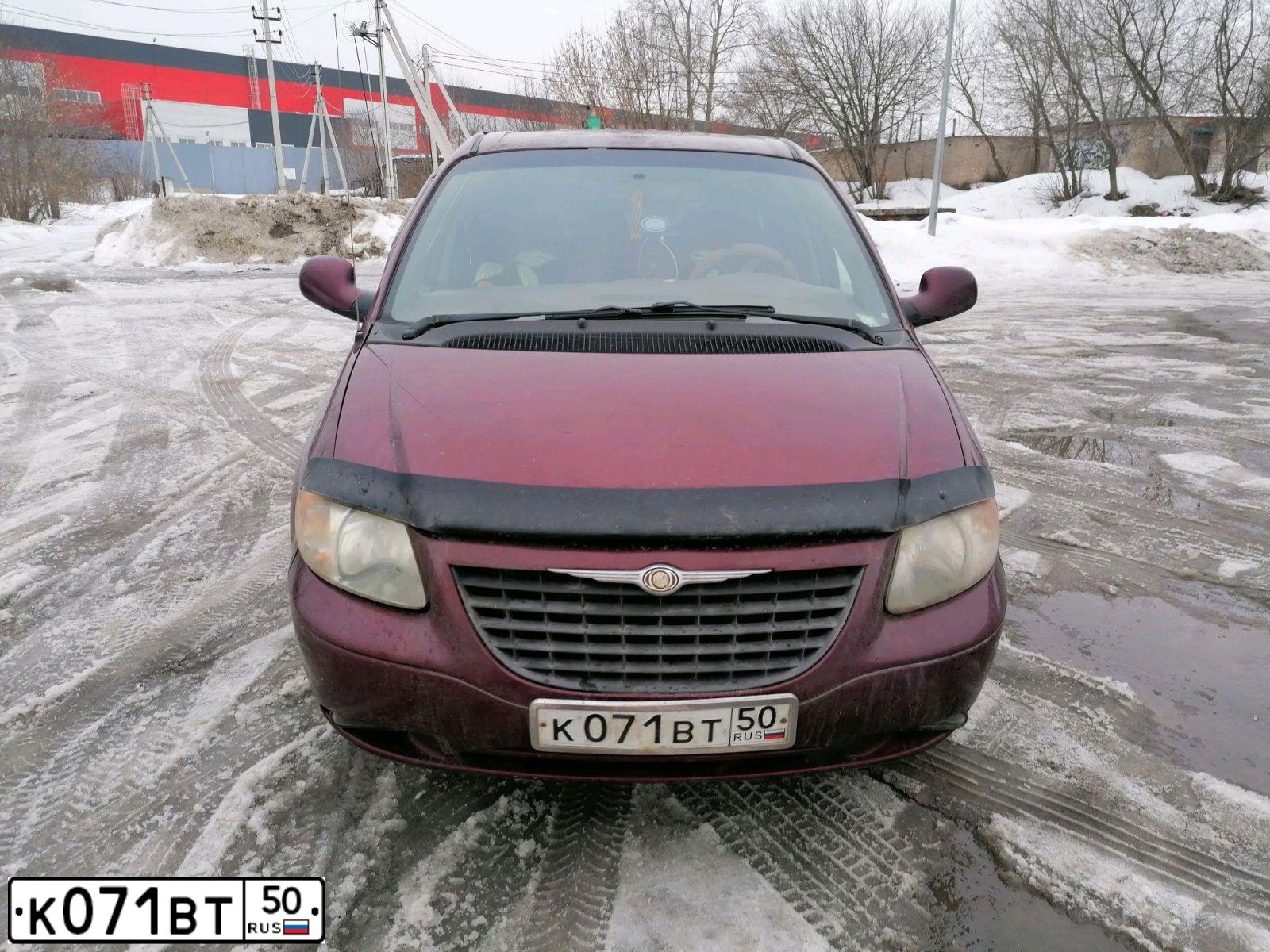 Фото автомобиля CHRYSLER VOYAGER, 2003 — госномер С864ВЕ977. Цвет: Красный