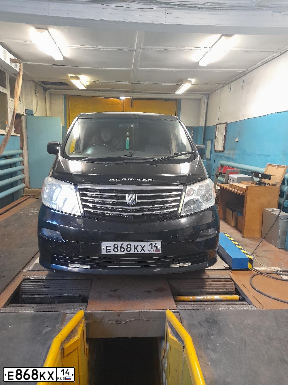 Фото автомобиля TOYOTA ALPHARD, 2003 — госномер Е868КХ14