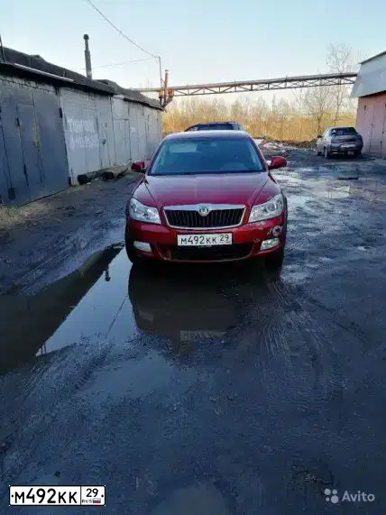 Фото автомобиля SKODA OCTAVIA, 2008 — госномер М659АН35. Цвет: ВИШНЕВЫЙ
