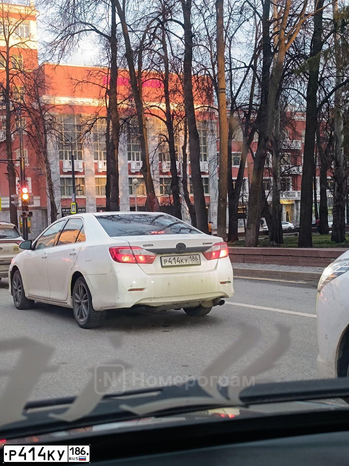 Фото автомобиля TOYOTA CAMRY, 2012 — госномер Р414КУ186. Цвет: Белый