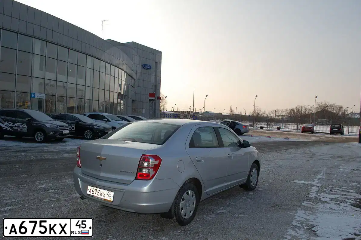 Фото автомобиля CHEVROLET COBALT, 2013 — госномер А675КХ45. Цвет: серебристый