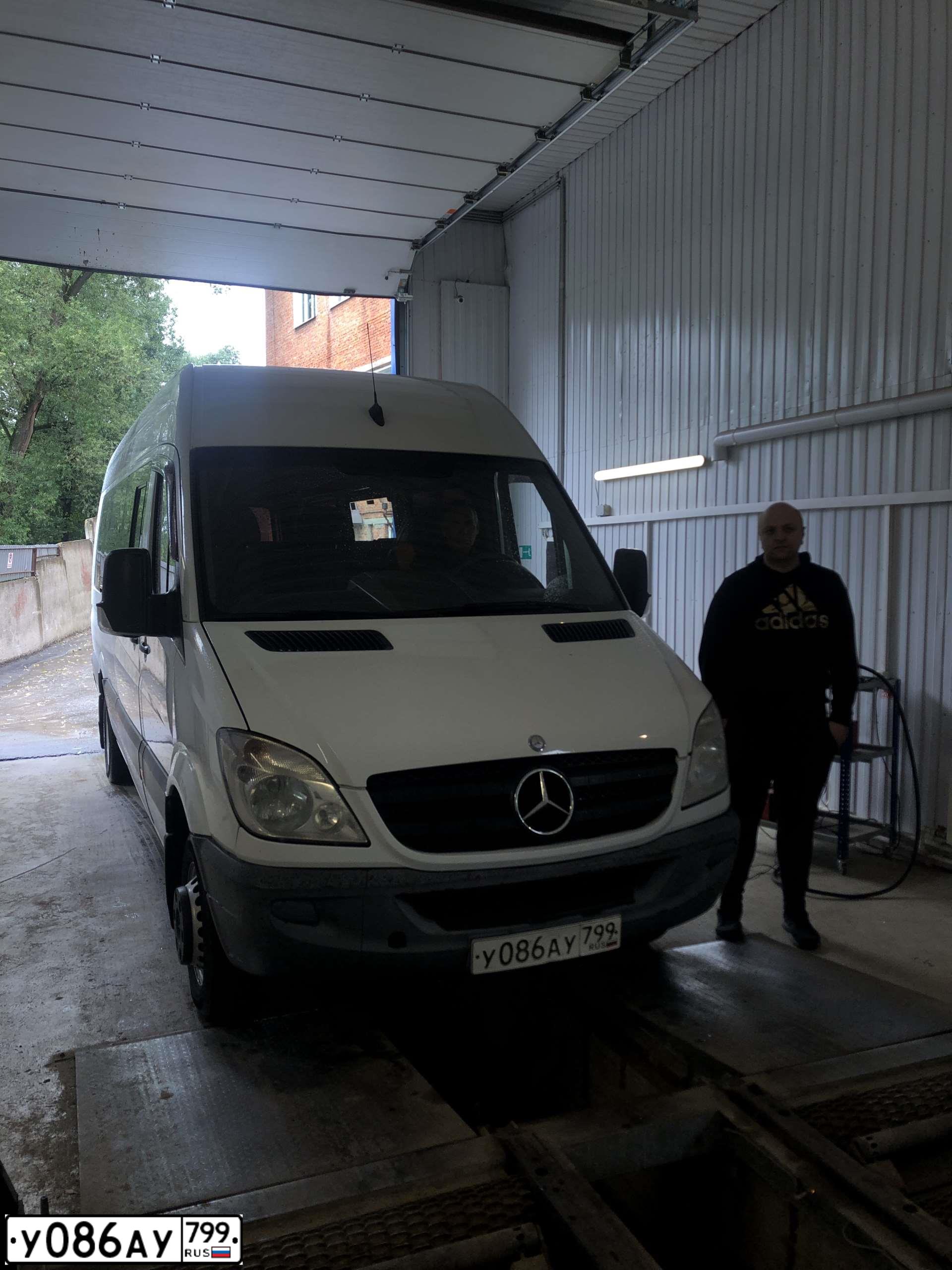 Фото автомобиля MERCEDES-BENZ 22360, 2013 — госномер У613НК05. Цвет: Белый
