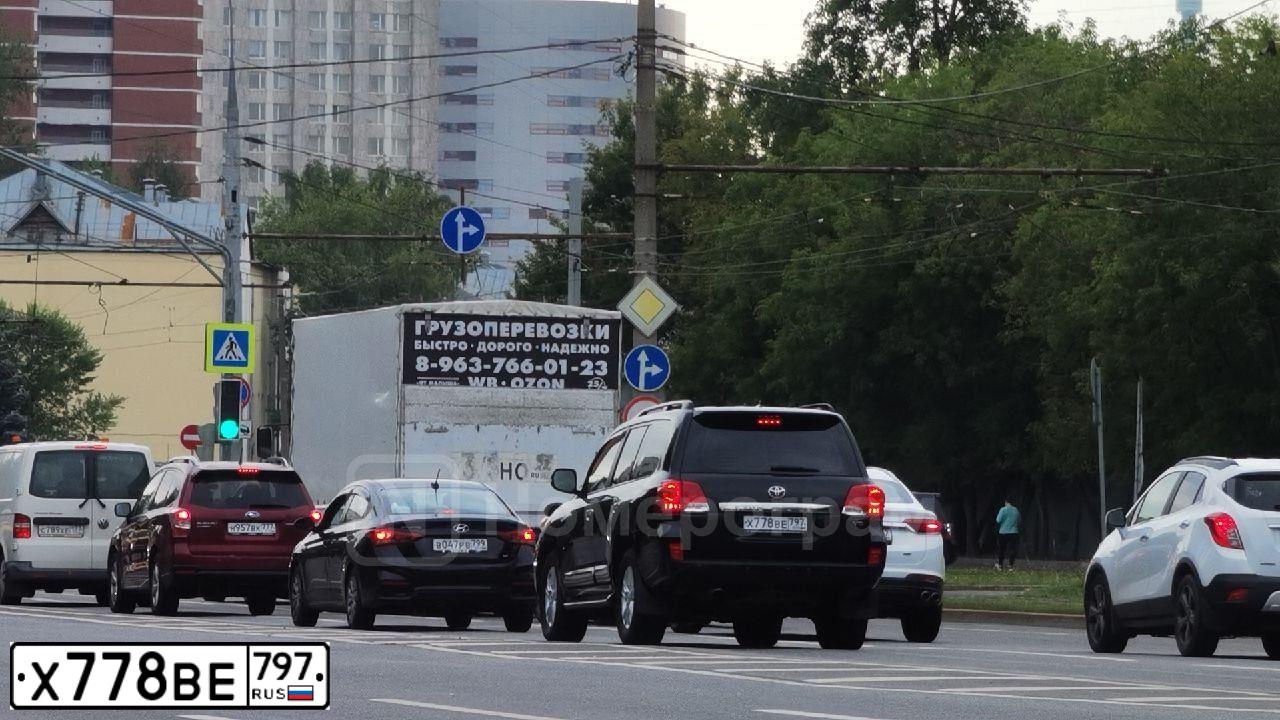 Фото автомобиля TOYOTA LANDCRUISER 200, 2013 — госномер Е777ТР77. Цвет: ЧЕРНЫЙ