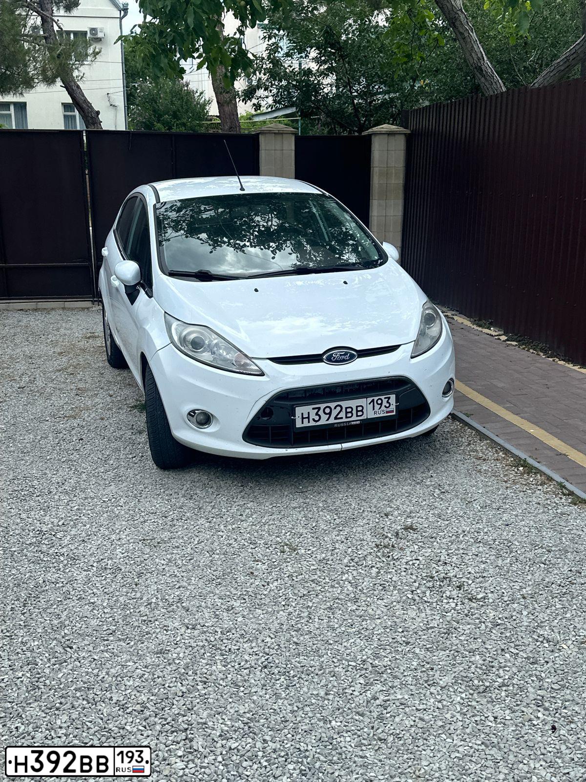 Фото автомобиля FORD FIESTA / ASPIRE, 2011 — госномер Н392ВВ193. Цвет: Белый