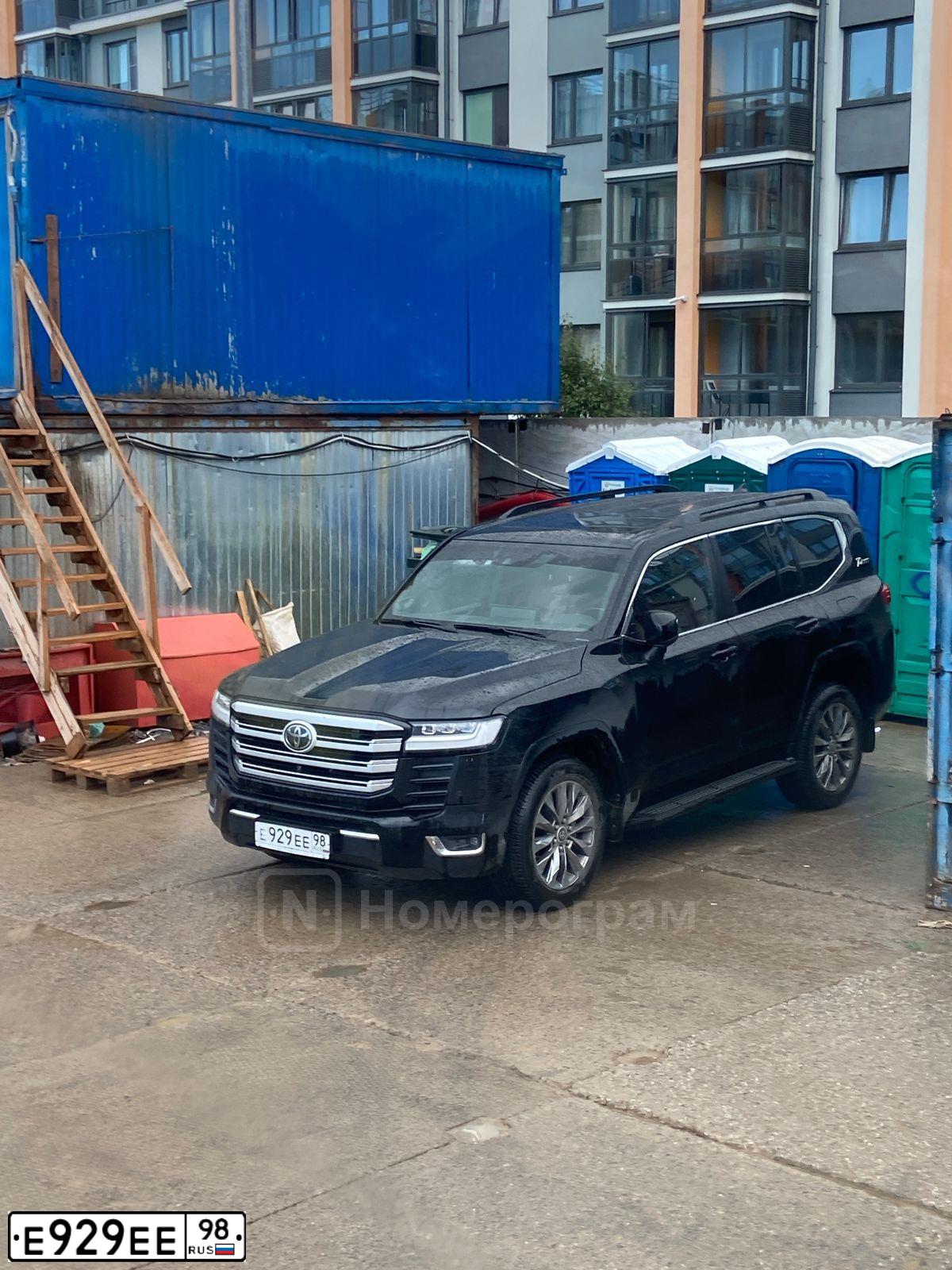 Фото автомобиля TOYOTA LANDCRUISER 200, 2010 — госномер Е929ЕЕ98. Цвет: ЧЕРНЫЙ
