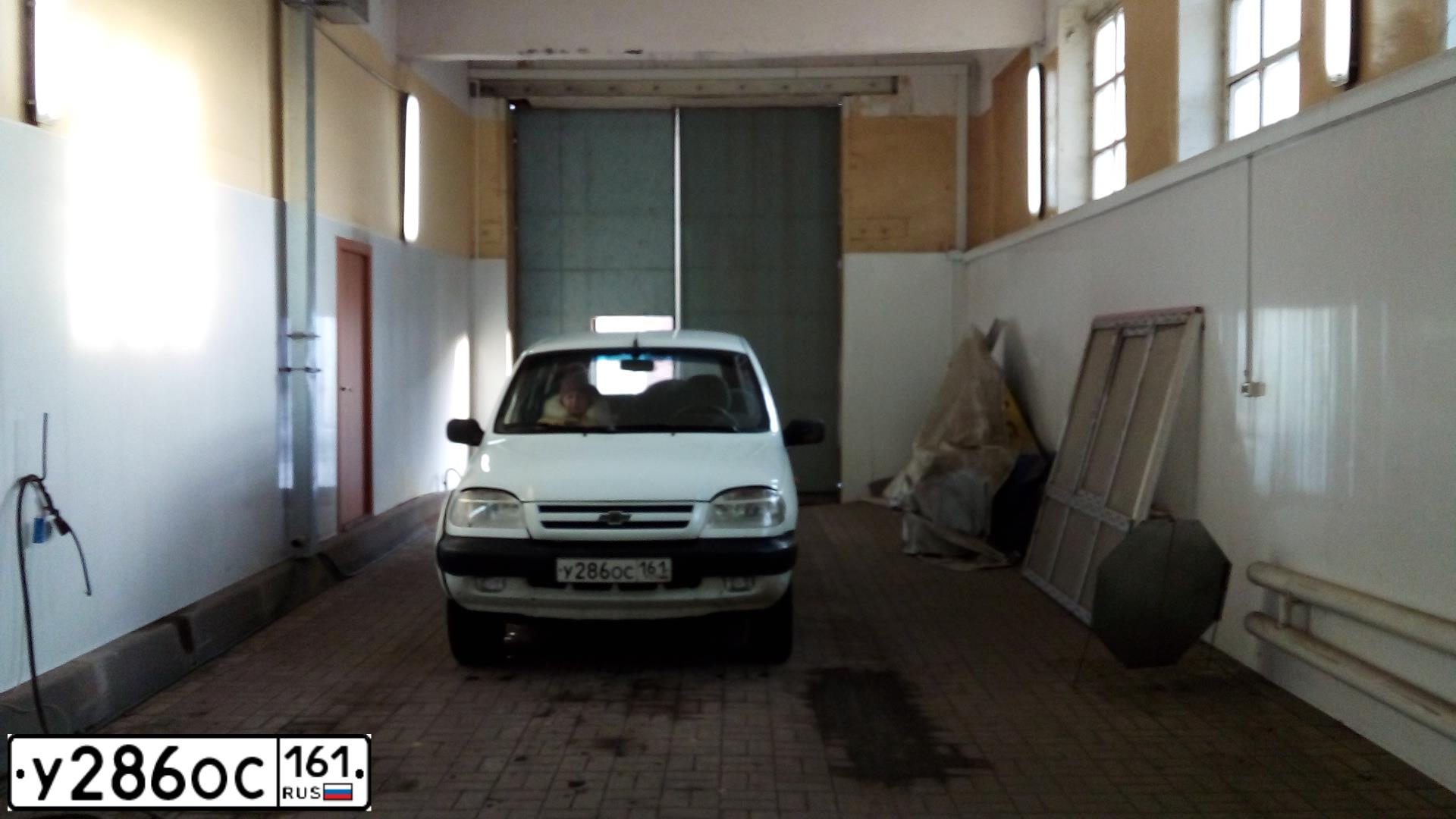 Фото автомобиля CHEVROLET NIVA, 2003 — госномер В689ЕМ30. Цвет: БЕЛЫЙ ЯРКИЙ