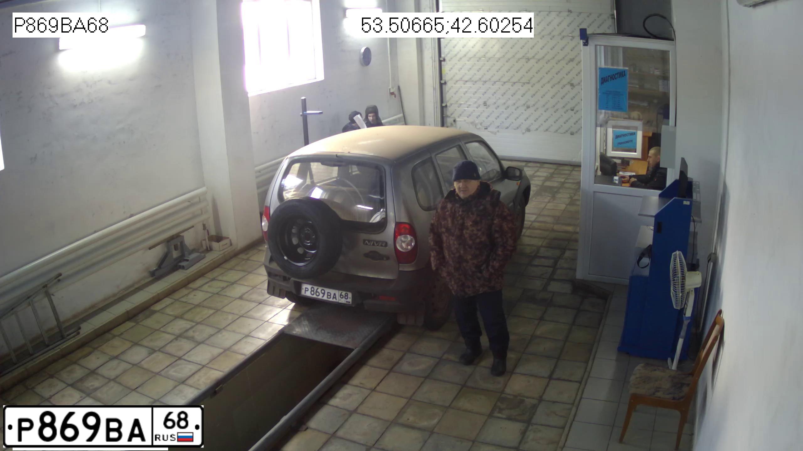 Фото автомобиля CHEVROLET NIVA, 2010 — госномер Р869ВА68. Цвет: Серо-коричневый металлик
