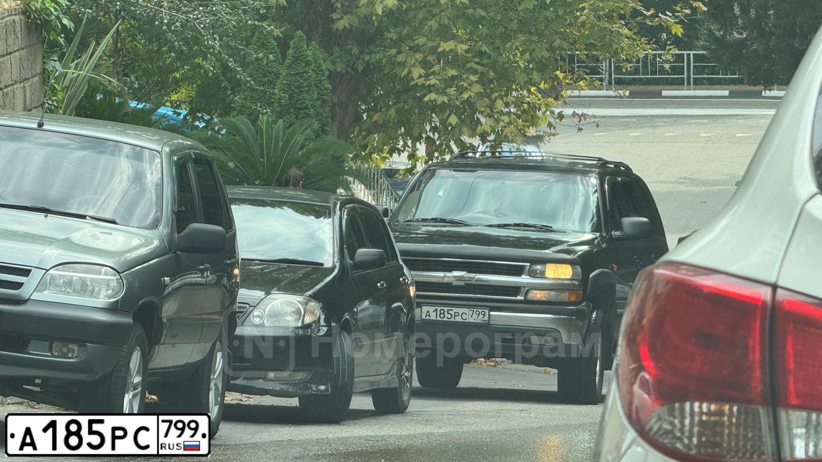 Фото автомобиля CHEVROLET TAHOE, 2003 — госномер А185РС799. Цвет: ЧЕРНЫЙ
