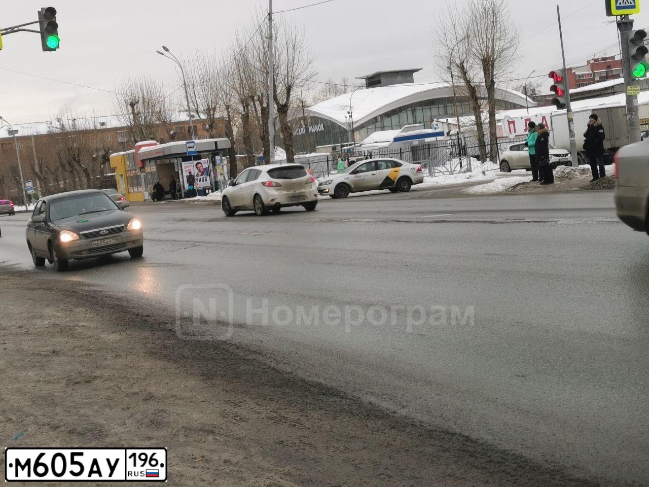 Фото автомобиля LADA 2170 PRIORA, 2007 — госномер М605АУ196. Цвет: ЧЕРНЫЙ