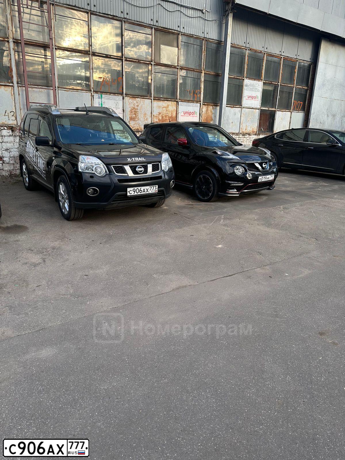 Фото автомобиля NISSAN X-TRAIL, 2013 — госномер С906АХ777. Цвет: ЧЕРНЫЙ