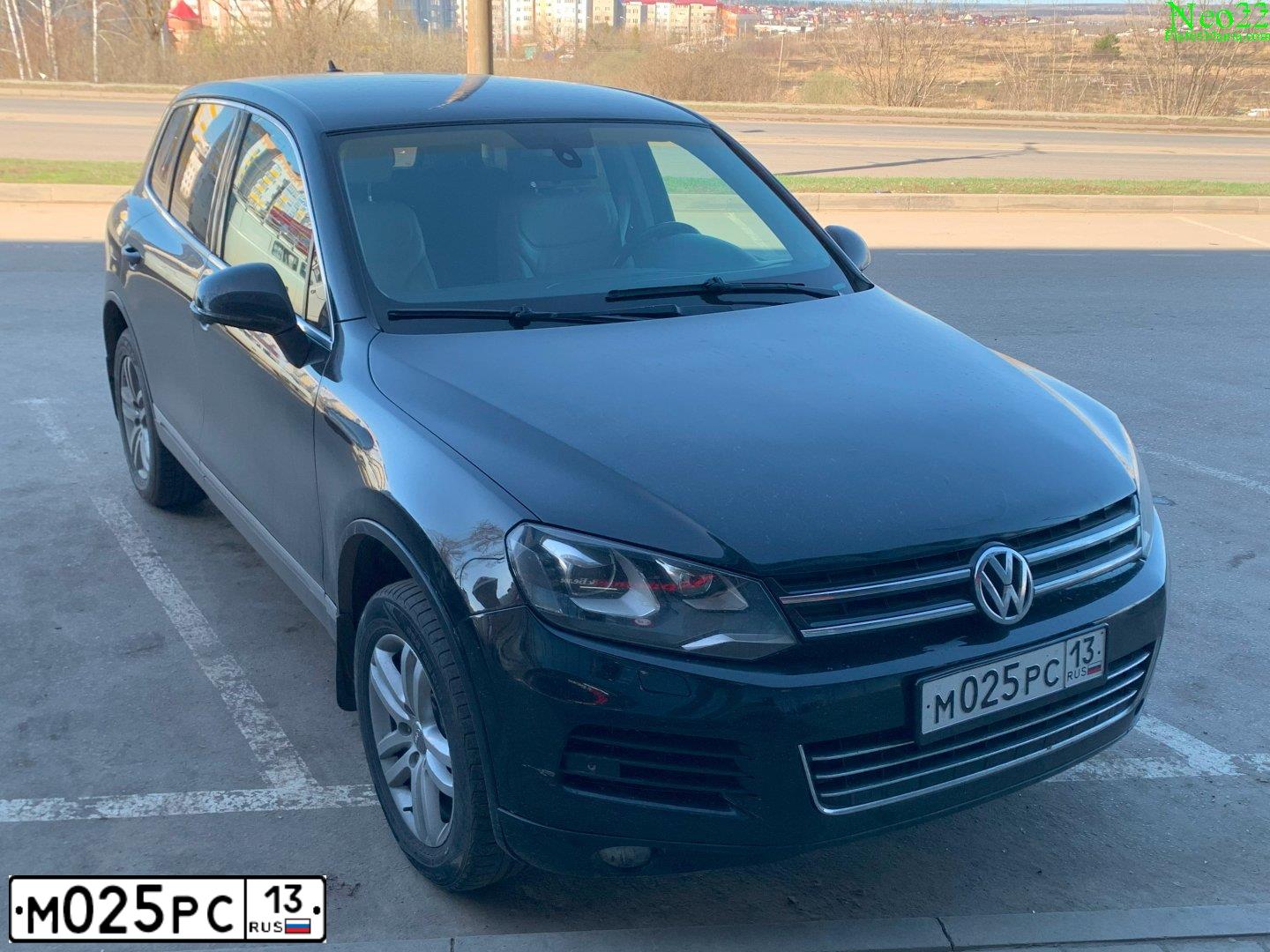Фото автомобиля VOLKSWAGEN TOUAREG, 2011 — госномер М025РС13. Цвет: ЧЕРНЫЙ