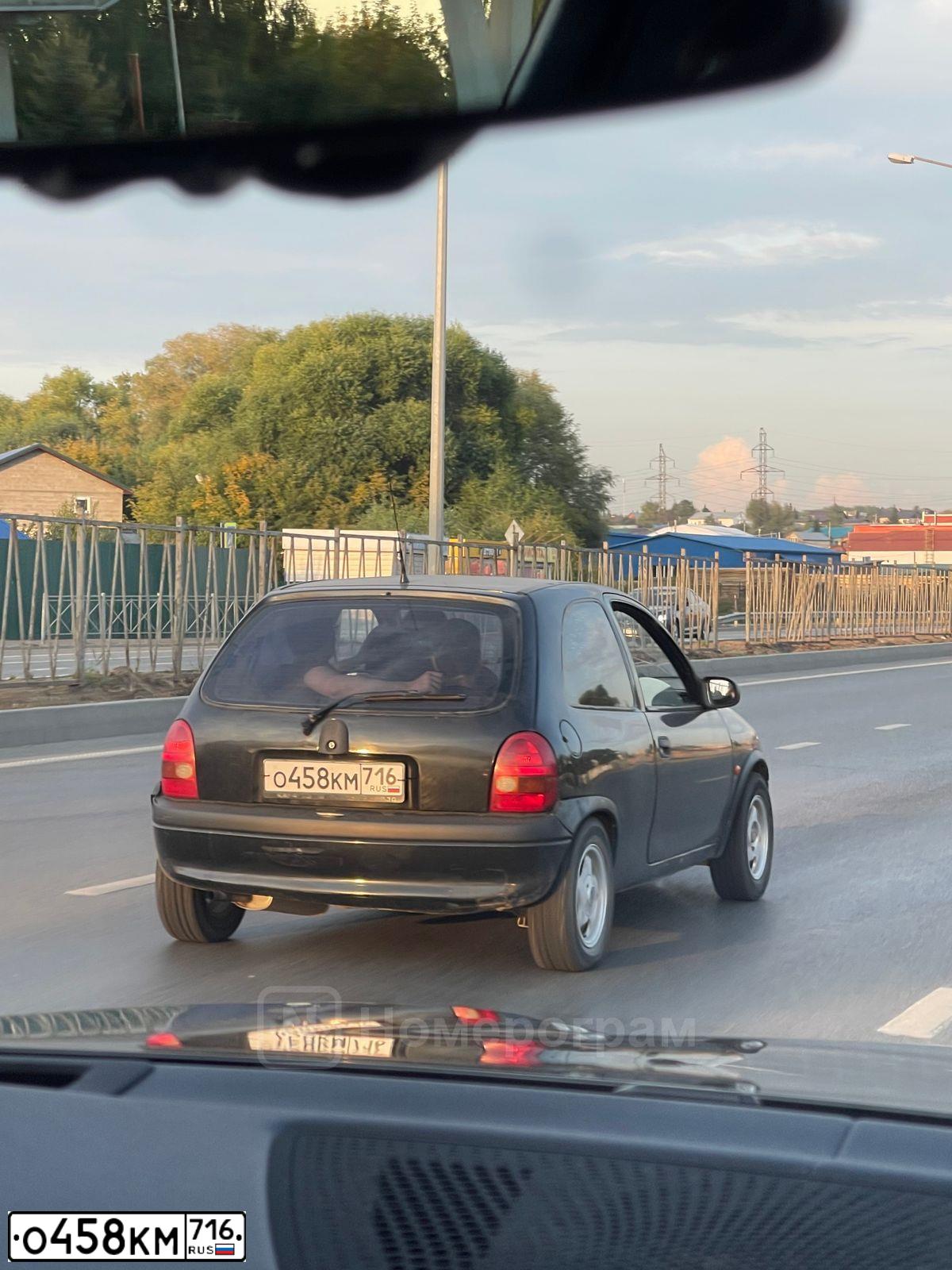 Фото автомобиля OPEL CORSA, 2000 — госномер О458КМ716. Цвет: ЧЕРНЫЙ