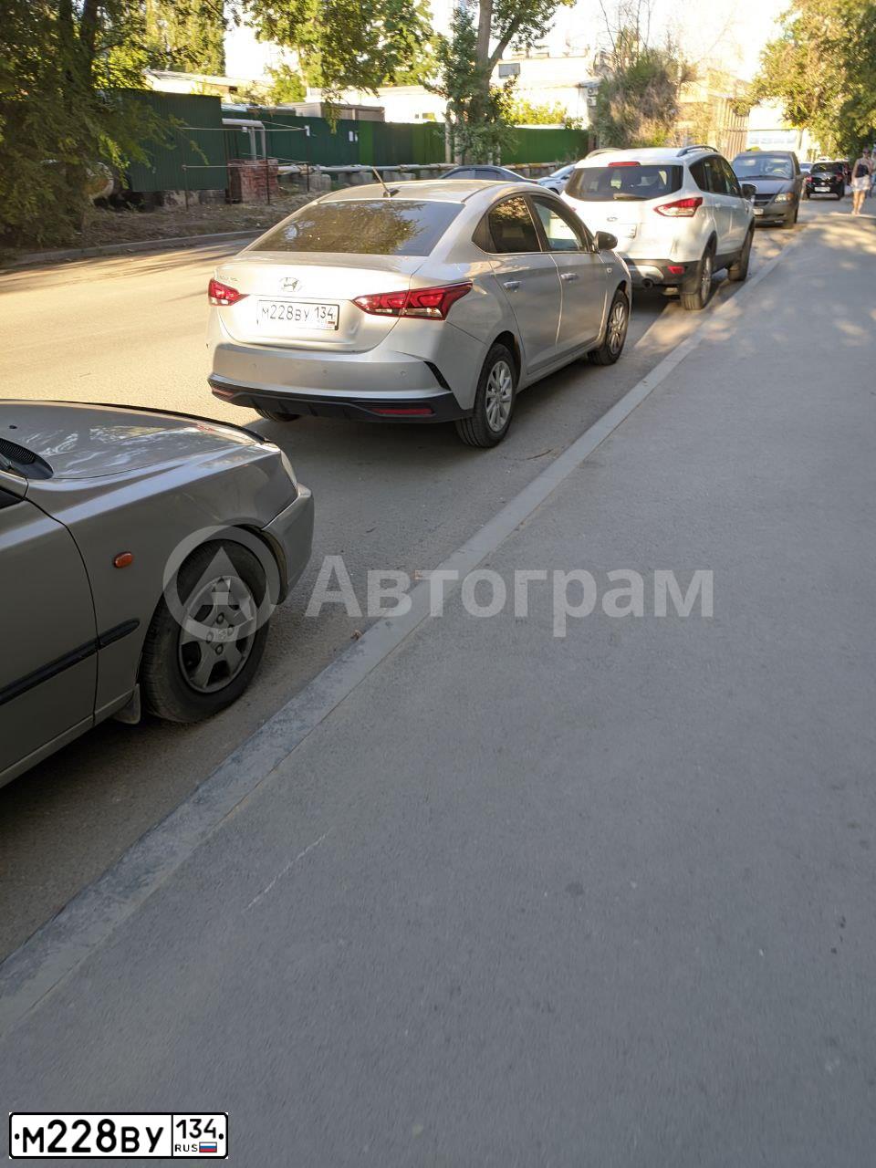 Фото автомобиля HYUNDAI SOLARIS, 2020 — госномер М228ВУ134. Цвет: СЕРЫЙ