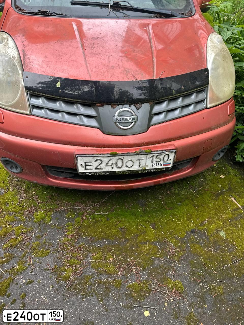 Фото автомобиля NISSAN NOTE, 2007 — госномер Е240ОТ150. Цвет: КОРИЧНЕВЫЙ