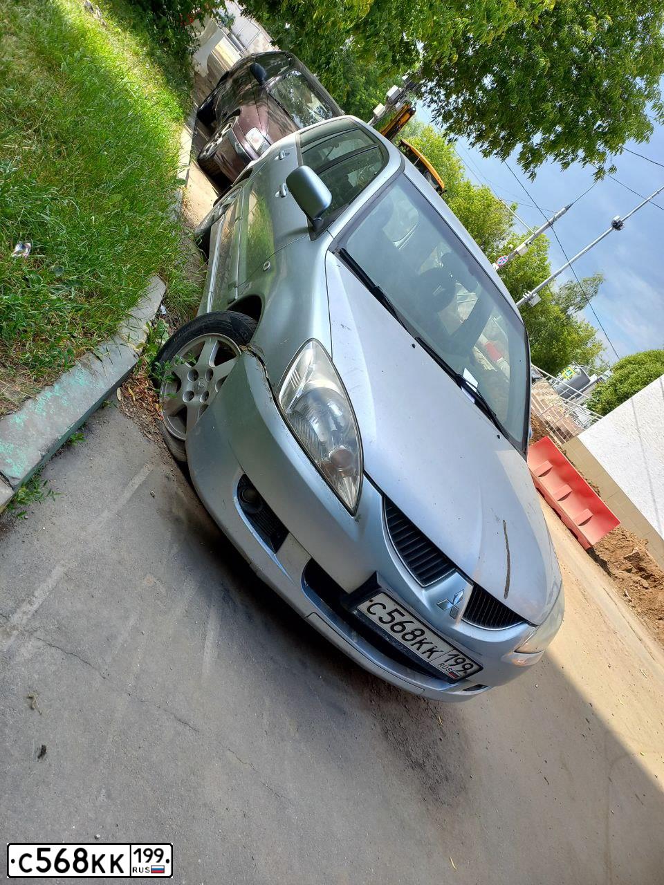 Фото автомобиля MITSUBISHI LANCER, 2004 — госномер С568КК199. Цвет: СЕРЫЙ