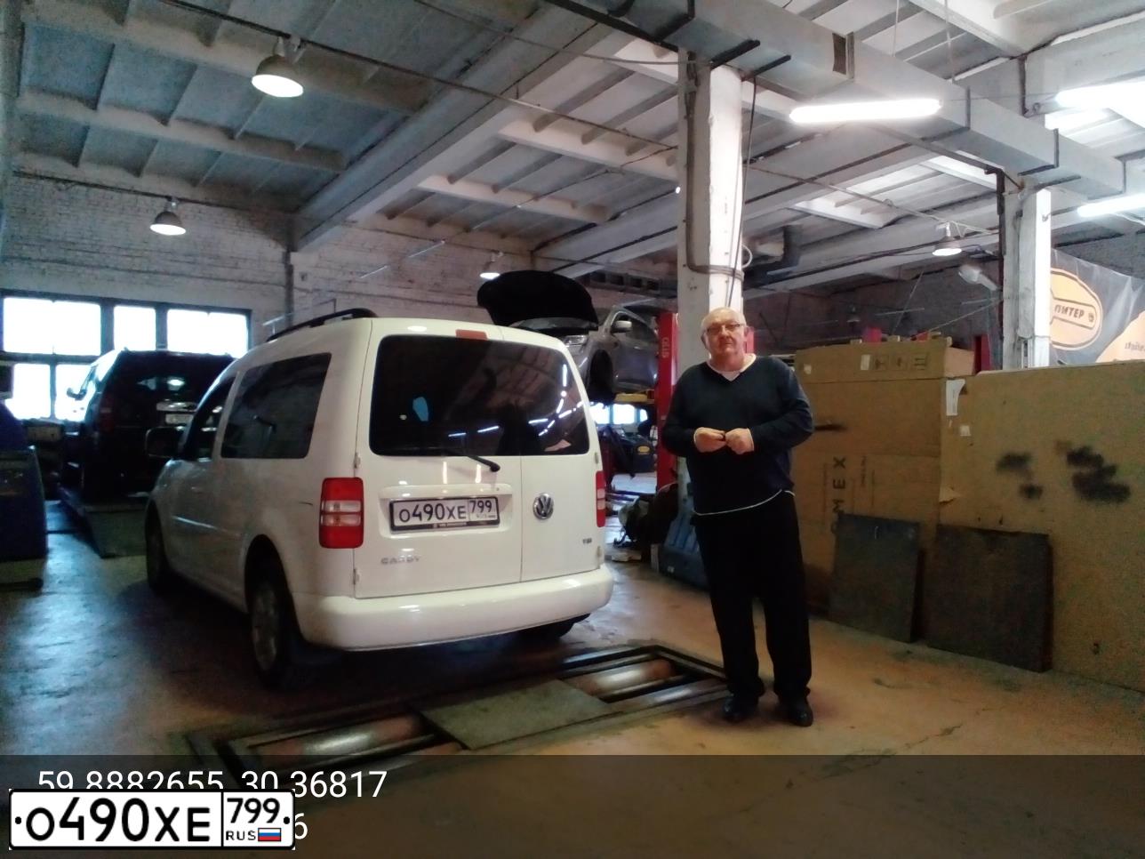 Фото автомобиля VOLKSWAGEN CADDY, 2012 — госномер О490ХЕ799. Цвет: Белый