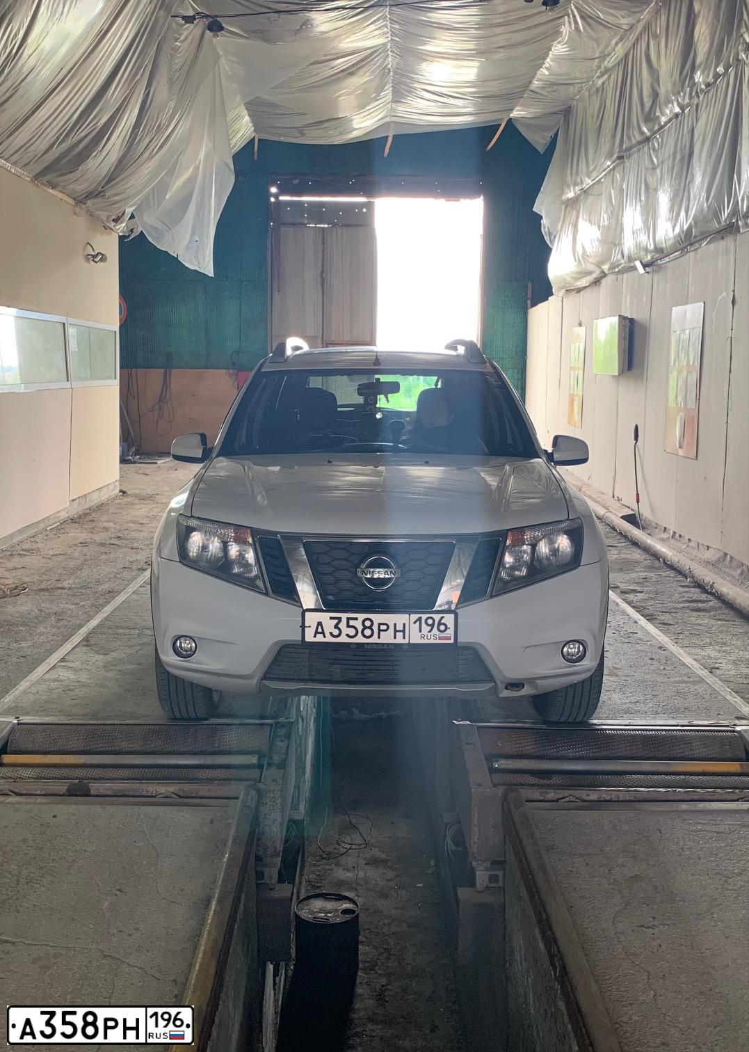 Фото автомобиля NISSAN TERRANO, 2014 — госномер А358РН196. Цвет: БЕЛЫЙ