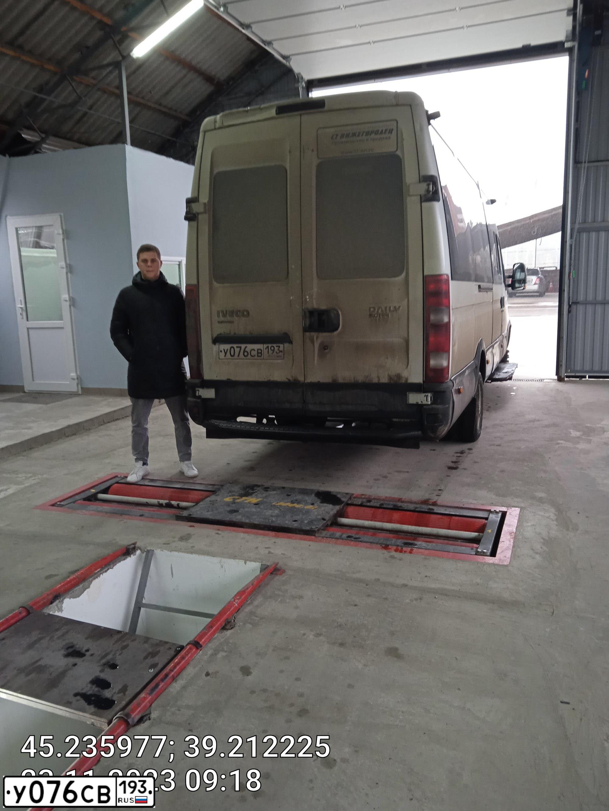 Фото автомобиля IVECO DAILY, 2012 — госномер У076СВ193. Цвет: Белый