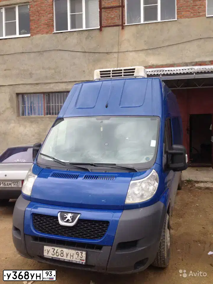 Фото автомобиля PEUGEOT BOXER, 2010 — госномер У830ХУ180. Цвет: синий