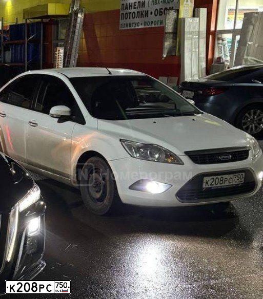 Фото автомобиля FORD FOCUS, 2010 — госномер К208РС750. Цвет: Белый