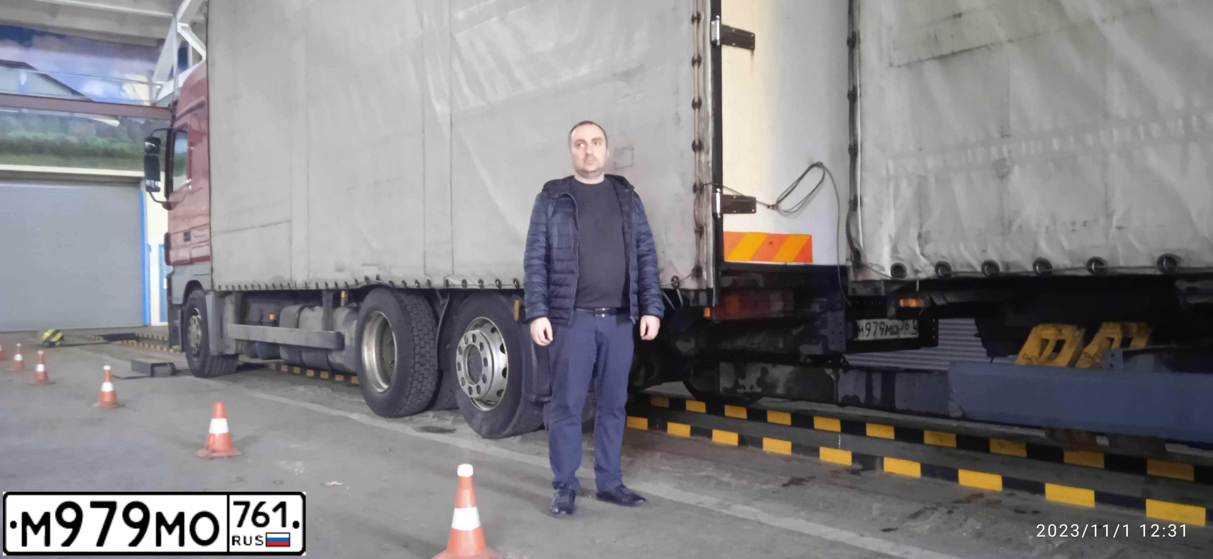 Фото автомобиля MERCEDES ACTROS, 2008 — госномер М979МО761. Цвет: Красный
