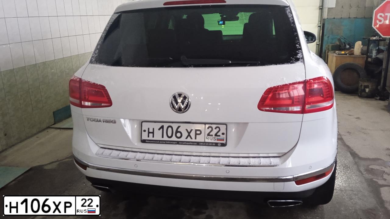 Фото автомобиля VOLKSWAGEN TOUAREG, 2017 — госномер Н106ХР22. Цвет: Белый