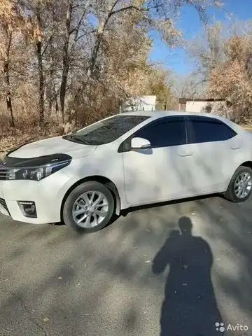 Фото автомобиля TOYOTA COROLLA, 2015 — госномер Е567МР156. Цвет: Белый