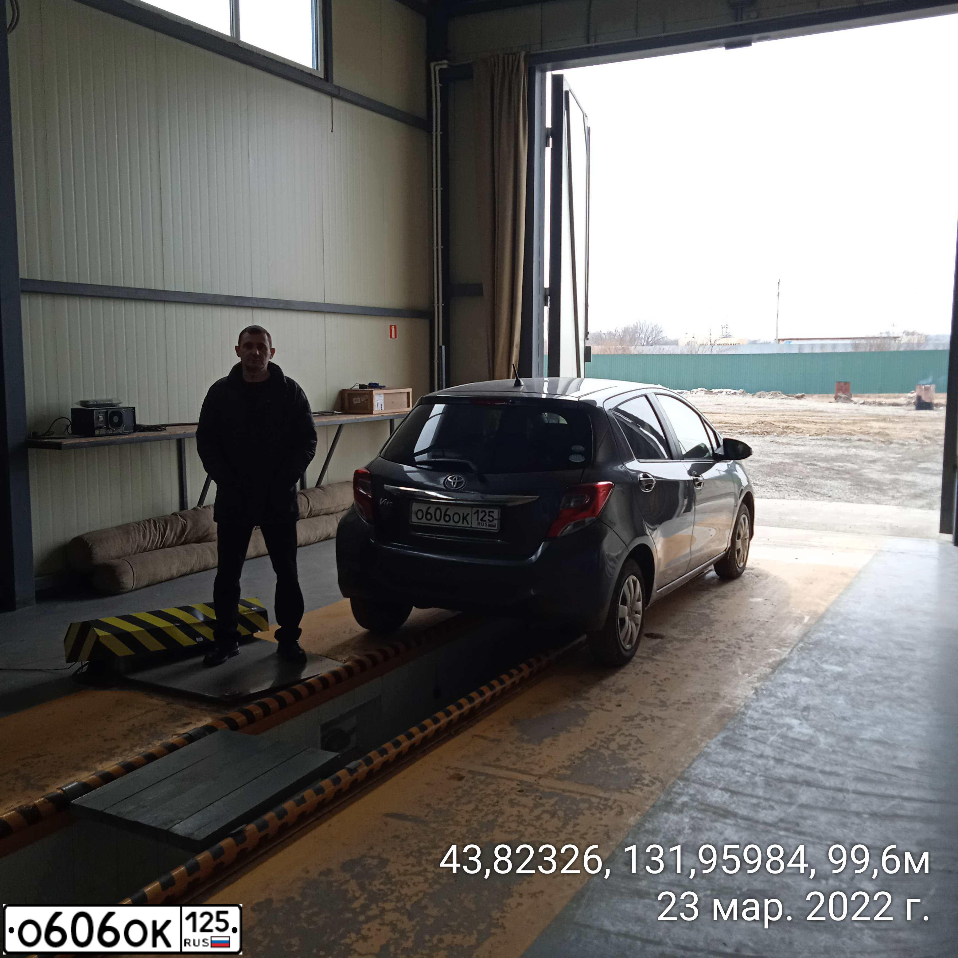 Фото автомобиля TOYOTA VITZ, 2016 — госномер С023МУ89