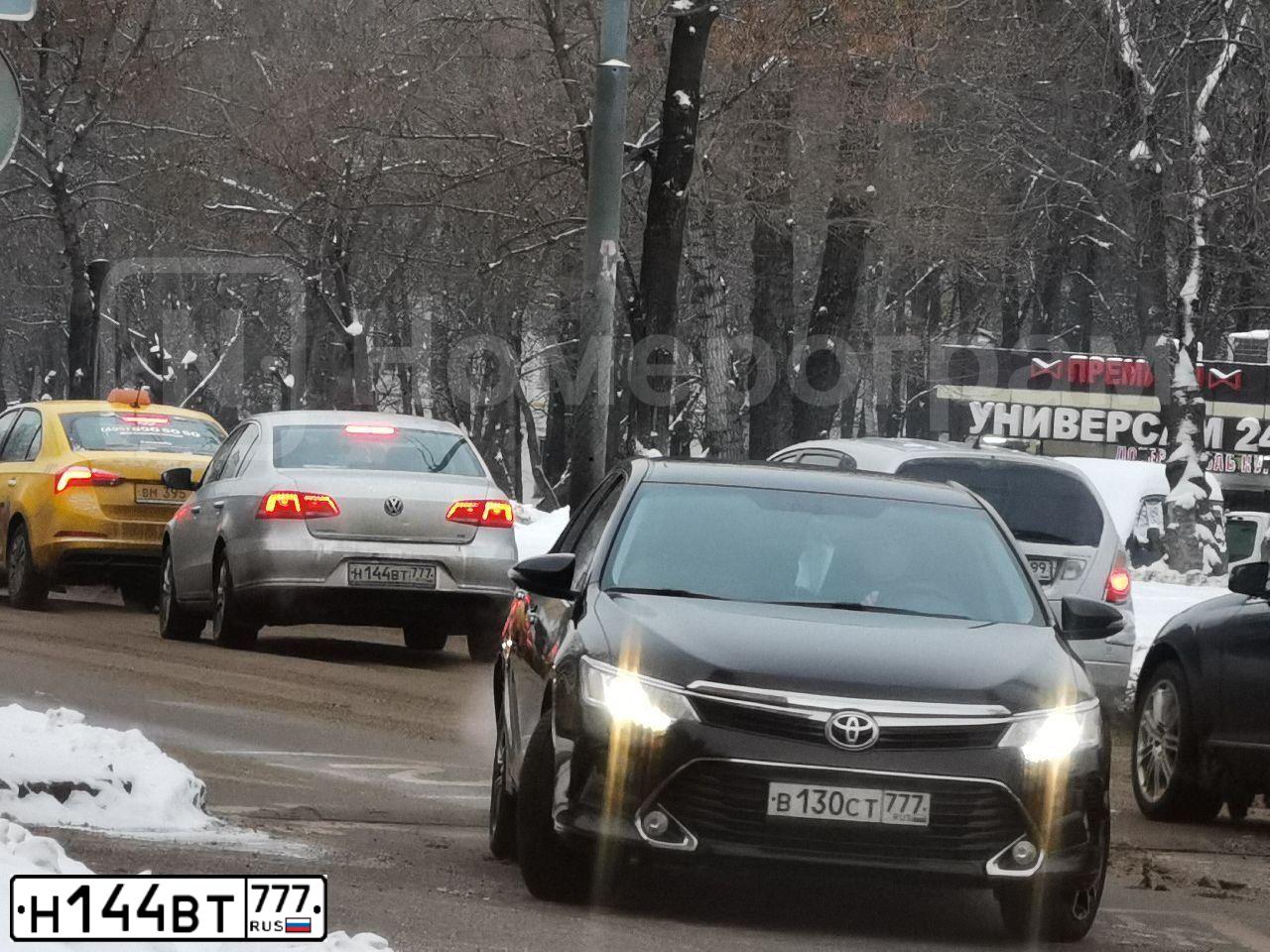 Фото автомобиля VOLKSWAGEN PASSAT, 2014 — госномер Н144ВТ777. Цвет: СЕРЫЙ