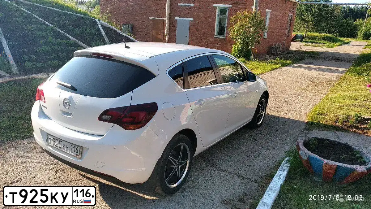 Фото автомобиля OPEL ASTRA, 2012 — госномер С293ТЕ196. Цвет: Белый