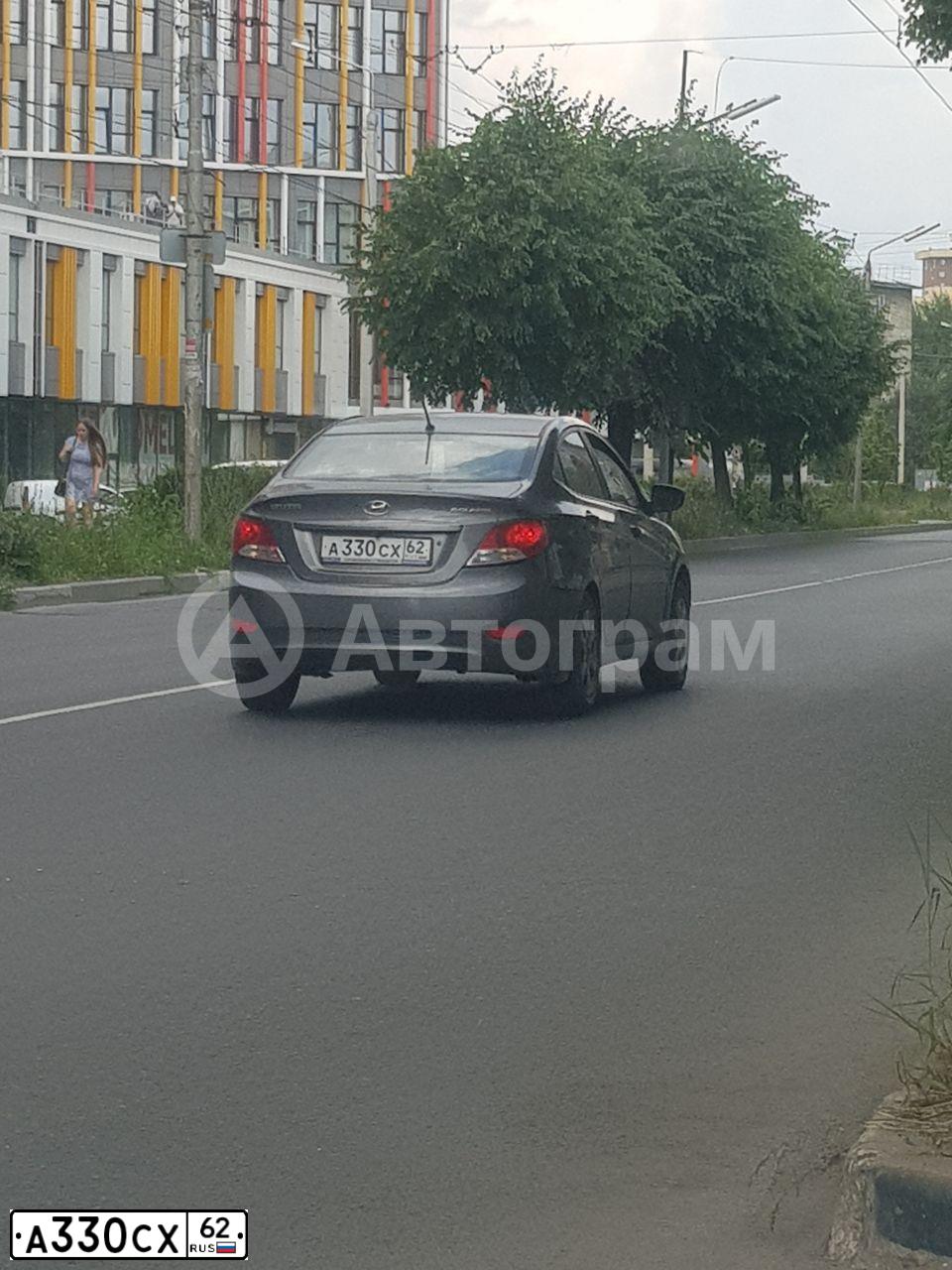 Фото автомобиля HYUNDAI SOLARIS, 2013 — госномер А330СХ62. Цвет: ЧЕРНО-СЕРЫЙ