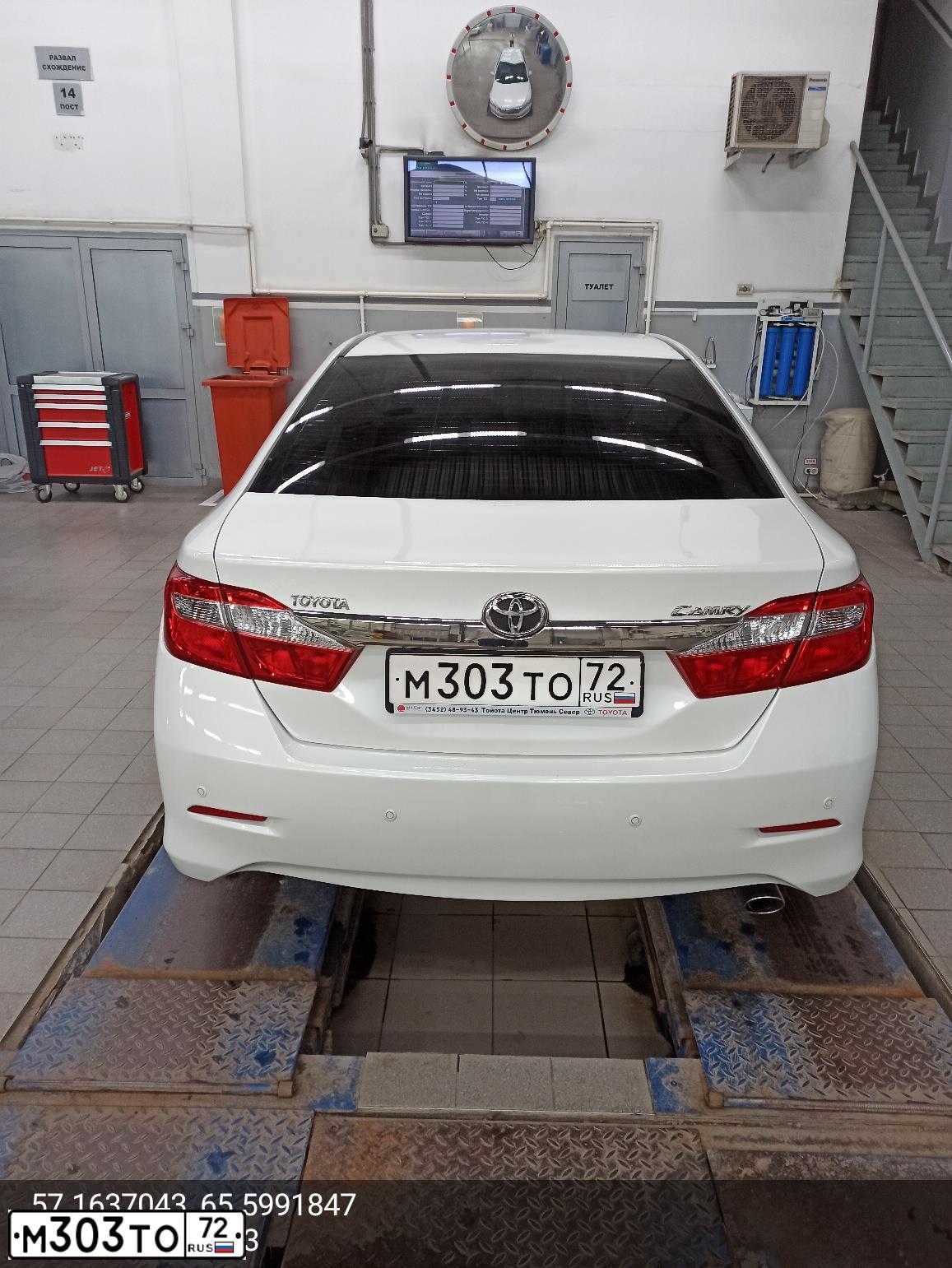 Фото автомобиля TOYOTA CAMRY, 2014 — госномер М303ТО72. Цвет: БЕЛЫЙ ПЕРЛАМУТР