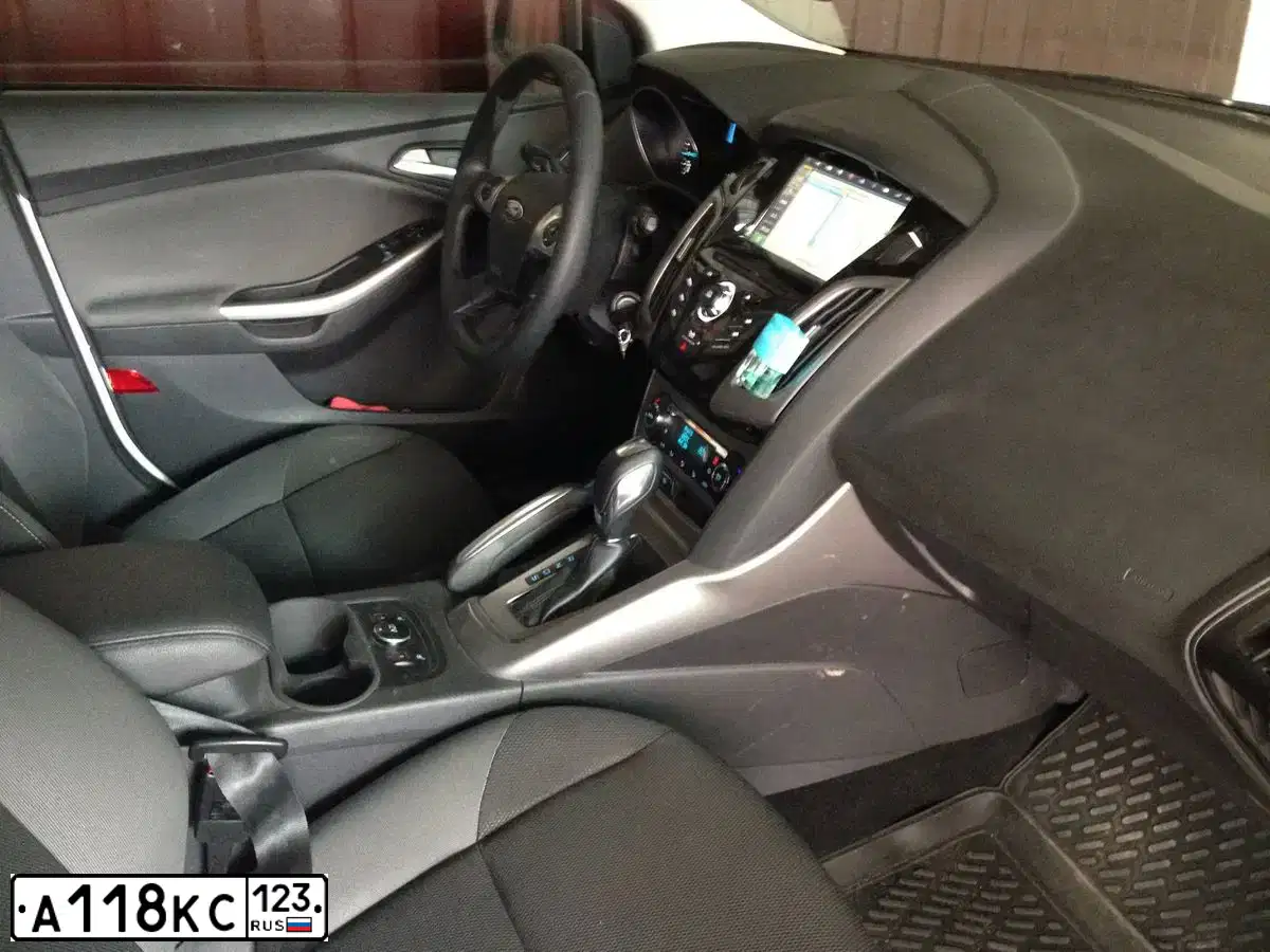 Фото автомобиля FORD FOCUS, 2012 — госномер А118КС123. Цвет: Белый