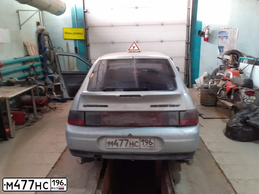 Фото автомобиля LADA 2112 LADA, 2001 — госномер М477НС196. Цвет: СВЕТЛО-СЕРЫЙ