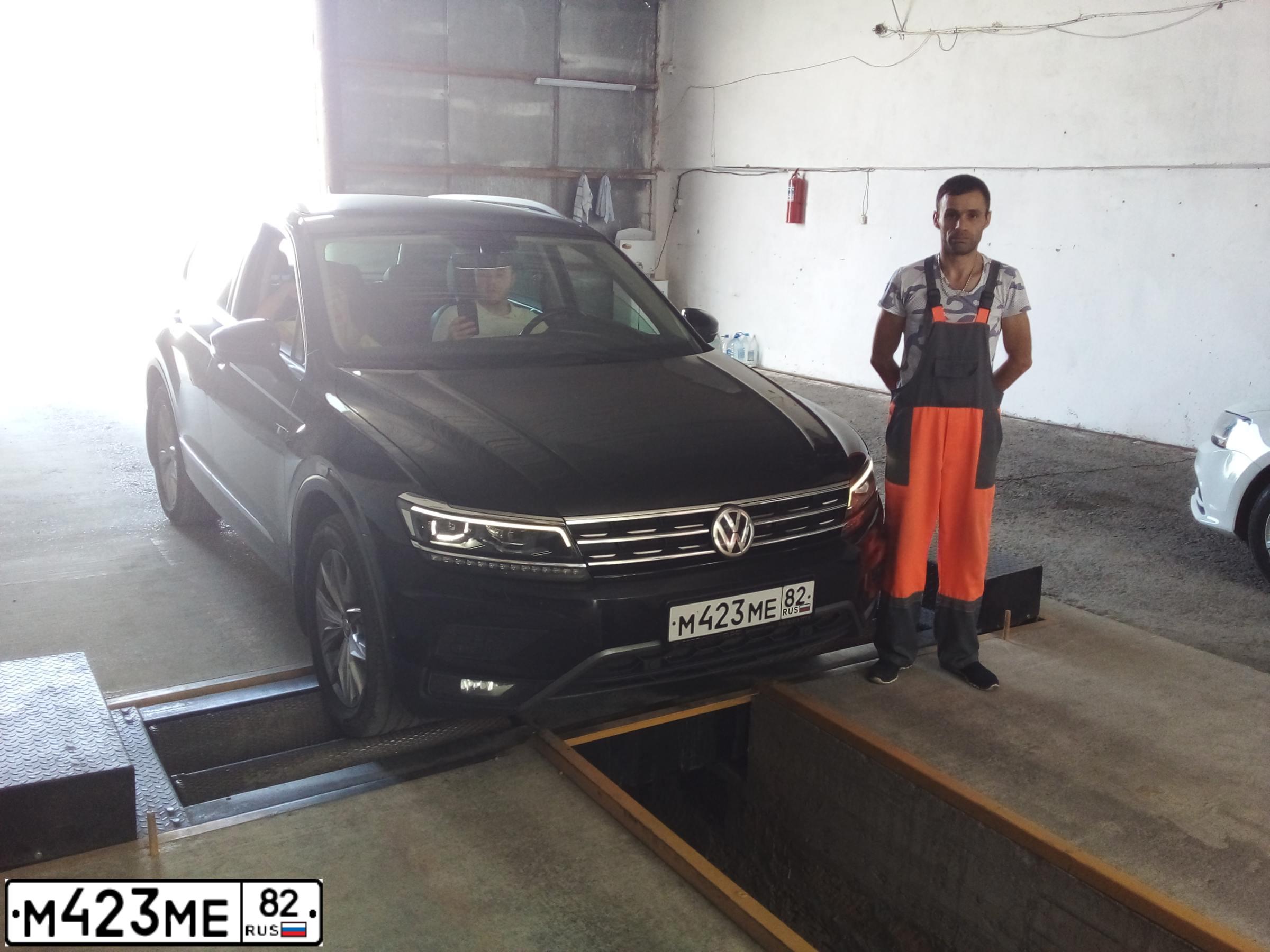 Фото автомобиля VOLKSWAGEN TIGUAN, 2017 — госномер М423МЕ82. Цвет: ЧЕРНЫЙ