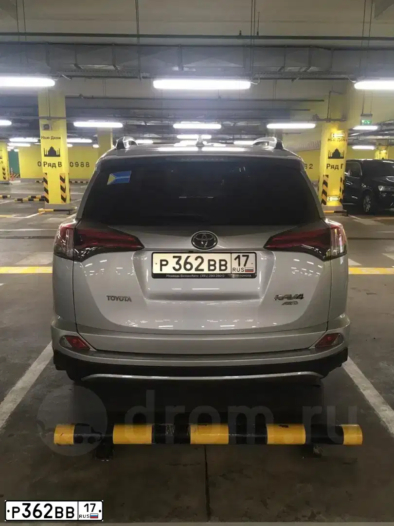 Фото автомобиля TOYOTA RAV4, 2017 — госномер М412РЕ124. Цвет: СЕРЕБРИСТЫЙ МЕТАЛЛИК