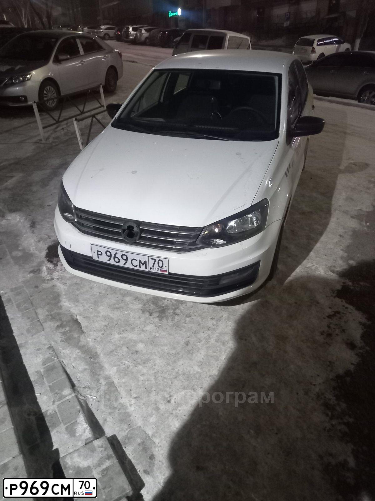 Фото автомобиля VOLKSWAGEN POLO, 2019 — госномер Р969СМ70. Цвет: Белый