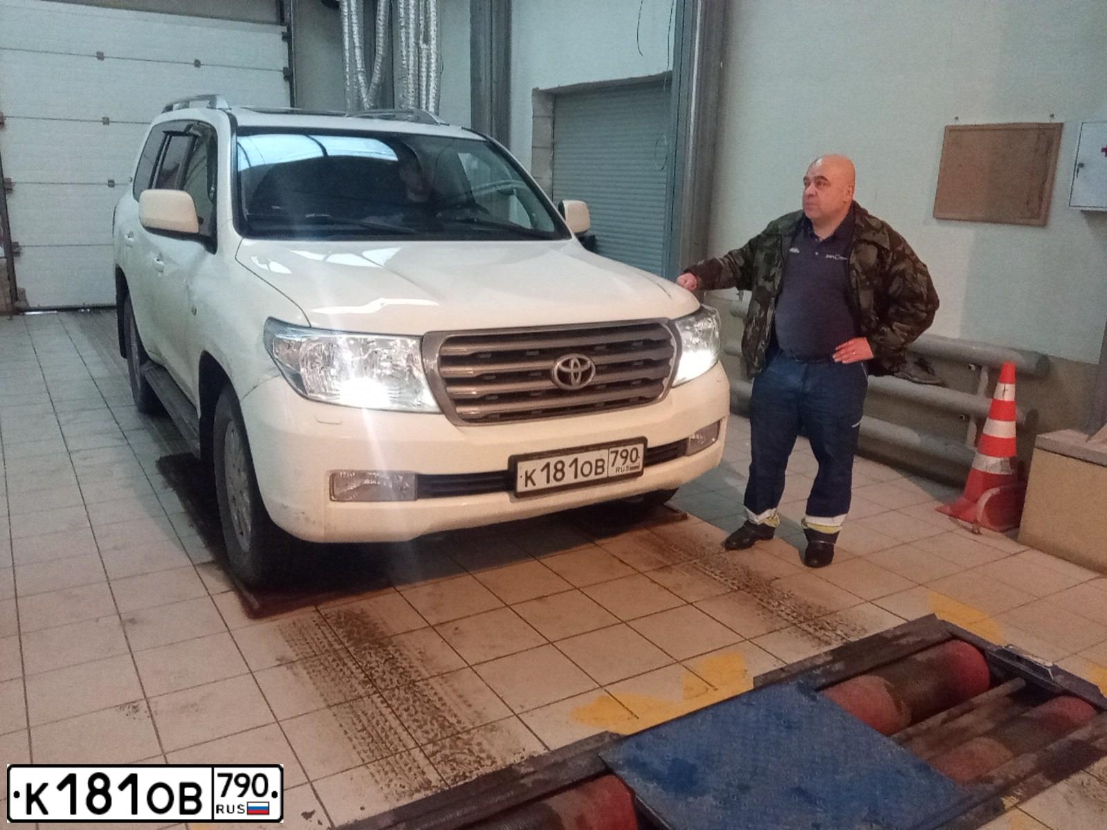 Фото автомобиля TOYOTA LANDCRUISER 200, 2011 — госномер А699СА197. Цвет: Белый