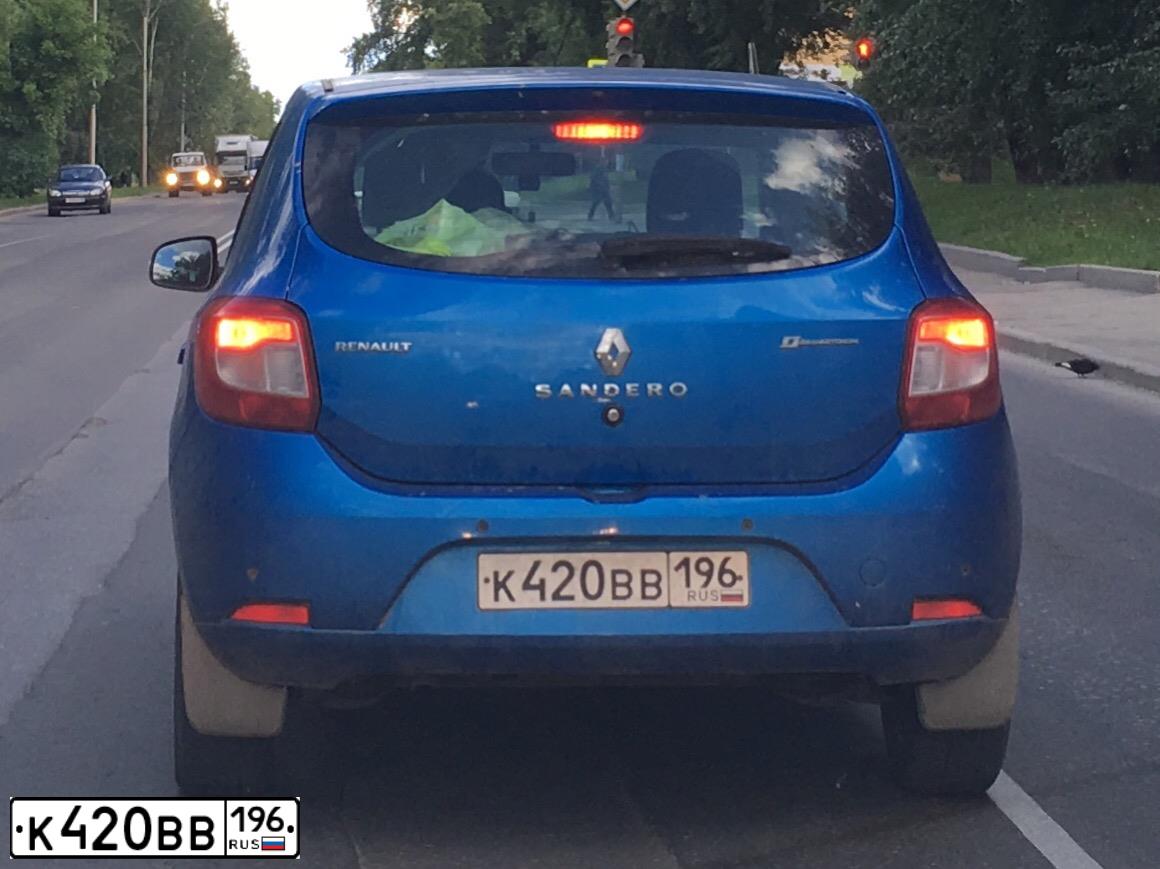 Фото автомобиля RENAULT SANDERO, 2016 — госномер К420ВВ196. Цвет: СВЕТЛО-СИНИЙ
