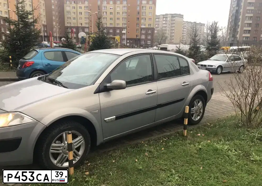 Фото автомобиля RENAULT MEGANE, 2005 — госномер Р453СА39. Цвет: СЕРО-БЕЖЕВЫЙ