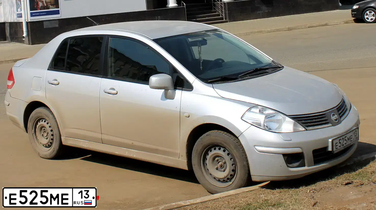 Фото автомобиля NISSAN TIIDA, 2010 — госномер М821ЕА67. Цвет: СЕРЕБРИСТЫЙ